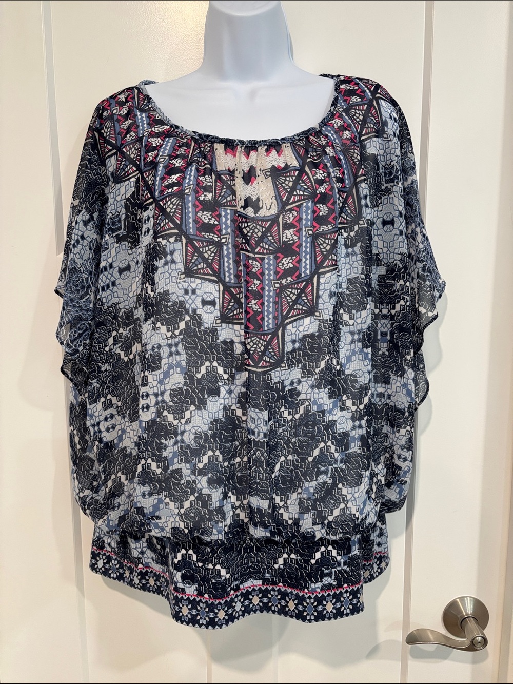 Top Scoop-Neck - Navy/White/Red accents